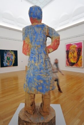 Baselitz steht Kopf wegen Ausfuhrverboten - "Mondrians Schwester" von Georg Baselitz blickte 2011 in einer Ausstellung in Chemnitz auf weitere Werke des Künstlers. Die Skulptur ist im Besitz der Kunstsammlungen Chemnitz und von der Rückforderung Baselitz' nicht betroffen.