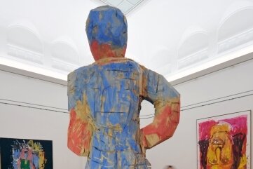 Baselitz steht Kopf wegen Ausfuhrverboten - "Mondrians Schwester" von Georg Baselitz blickte 2011 in einer Ausstellung in Chemnitz auf weitere Werke des Künstlers. Die Skulptur ist im Besitz der Kunstsammlungen Chemnitz und von der Rückforderung Baselitz' nicht betroffen.