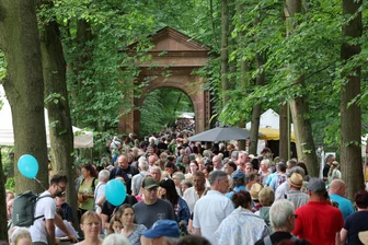 Basilikum-Markt in Waldenburg: Können die Besuchermassen auf zwei Tage verteilt werden? - Ansturm zum Kräuter- und Pflanzenmarkt am „Tor der stillen Naturfreude“ in Waldenburg.