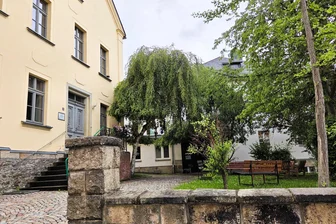 Basisinitiative im Vogtland kämpft für mehr Dialog in der evangelischen Kirche - Das Tischendorfhaus liegt idyllisch hinter dem Pfarramt der Ägidiuskirche.