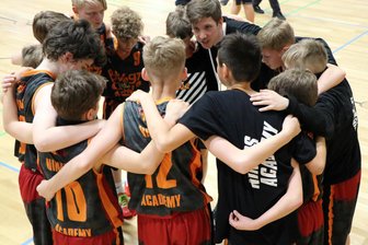 Basketball: 32 Nachwuchsmannschaften kämpfen um den Noah-Berge-Cup der Niners - Die U12 der Niners beim Turnier 2024 mit Trainer Max Allert.