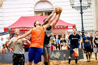 Basketball auf dem Plauener Theaterplatz - Beachbasketball auf Sand gibt es von Freitag bis Sonntag wieder auf dem Plauener Theaterplatz.
