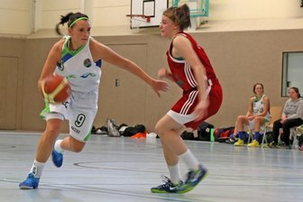Basketball: BC Zwickau erwartet in der neuen Spielzeit größere Ligen und große Namen - Michaela Abelova (links), hier in einem früheren Spiel gegen die ChemCats Chemnitz 2, soll dem Zwickauer Team in einer größer gewordenen Oberliga mit ihrer Erfahrung helfen.