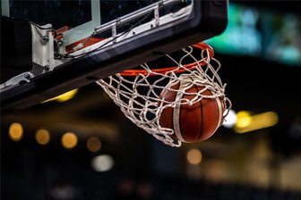 Basketball: BC Zwickau fährt ersten Heimsieg in der Oberliga ein - Wieder ein Ball im Korb: Bei Zwickau steuerten Spieler-Trainerin Angy Nürnberger und Michaela Abelova 25 der 54 Punkte bei.