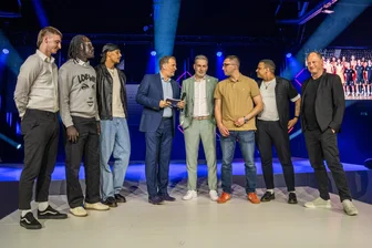 Basketball-Bundesliga kurios: Niners Chemnitz klettern im feinen Zwirn in der Tabelle nach oben - Die Niners Chemnitz wurden am Samstagabend als Mannschaft des Jahres 2025 mit dem Chemmy ausgezeichnet. Von links nach rechts auf der Bühne: Teambetreuer Pascal Kühne, die Spieler Aher Uguak und Kevin Yebo, Moderator René Kindermann, Vereinspräsident Sven Böttger, die Co-Trainer Gjorgji Kochov und David Gibson sowie Geschäftsführer Steffen Herhold.