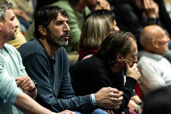 Basketball-Bundestrainer Álex Mumbrú nach seinem Besuch in Chemnitz: „Ich möchte alle deutschen Spieler treffen“ - Basketball-Bundestrainer Álex Mumbrú war am Dienstagabend in der Messe Chemnitz zu Gast und hat die 61:77-Niederlage der Niners Chemnitz gegen Derthona Basket in der Champions Leauge live mitverfolg.
