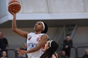 Basketball: Chem-Cats können Klassenerhalt und Heimsieg feiern - Die Chemnitzerin Maegan Conwright setzt sich gegen Levke Brodersen (Saarlouis) durch.