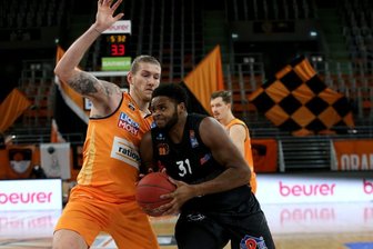 Basketball: Chemnitzer Niners gehen in Ulm unter - Joe Lawson (rechts) hatte die einzige Szene im Spiel, die an ein Aufbäumen erinnerte. Hier setzt er sich gegen Dylan Osetkowski durch. Den Ulmer, der 21 Punkte beisteuerte, bekamen die Niners nie in den Griff. 