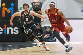 Basketball: Chris Carter verlässt die Chemnitzer Niners - Chris Carter (rechts) im Zweikampf mit Daniel Mixich (links).