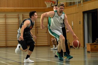 Basketball: Dezimierten Dittersbachern geht am Ende die Luft aus - Die Dittersbacher um Center Patrick Fuhrmann (r.) zeigten mit nur einem Wechsler ein engagierten Auftritt.