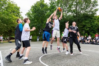 Basketball-Enthusiasten gehen wieder an die Körbe: 3x3 bekommt sein erstes Winterturnier - Die 3x3-Basketballer zieht es am Samstag von der Freifläche zum ersten Winterturnier in die Hufelandhalle.