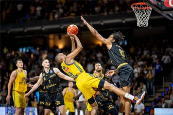 Basketball für Anfänger: Was man zum Saison-Endspurt der Niners Chemnitz wissen muss - Die Niners Chemnitz (in schwarz) spielen derzeit das Halbfinale der Playoffs gegen Alba Berlin. Die erfolgreiche Saison lockt immer mehr Besucher zu den Spielen, die nie zuvor beim Basketball waren.