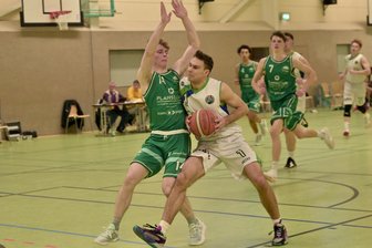 Basketball: GGZ Baskets Zwickau belohnen sich im Herzschlagfinale für ihre Aufholjagd - Der Zwickauer Leon-Bastian Lath (am Ball) erzielte am Samstagabend gegen Leipzig 20 Punkte und war zweitbester Werfer der Gastgeber. Die wichtigsten drei verbuchte er 31 Sekunden vor Schluss und sicherte den Baskets den Heimsieg.