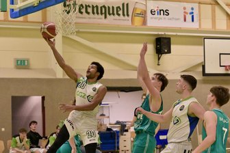 Basketball: GGZ Baskets Zwickau sind in der 2. Regionalliga noch auf der Suche nach ihrer Form - Die GGZ Baskets – am Ball Jevon Perschnick – kassierten gegen Baunach eine bittere Heimniederlage.