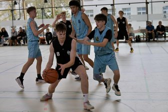 Basketball im Erzgebirge: Eine Sportart erwacht aus dem Dornröschenschlaf - Gegen den BBC Vogtland hat die U 18 der Ballerz aus Aue ihren ersten Heimspieltag bestritten. Am Ball ist im Foto Tim Goldhahn.