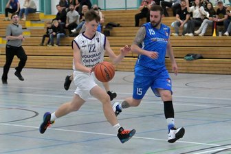 Basketball im Erzgebirge: Wismut Aue rollt verwaister Sportart den roten Teppich aus - Basketball ist endlich wieder zurück in den Sporthallen von Aue: Tim Goldhahn von der BSG Wismut und sein Team haben am Sonntag in der Neustadt ihren ersten Heimspieltag bestritten.