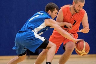Basketball-Landesliga: Freiberger Miners auf Kurs - Die Korbjäger des ATSV Freiberg bleiben weiter am Ball. Gegen Ottendorf-Okrilla gelang der fünfte Sieg im fünften Spiel. Jan Exnowitz (r.) schied aber verletzt aus und vergrößert das Lazarett der Miners.