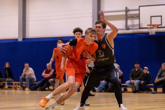 Basketball-Landesliga: Freiberger Miners fangen die Eichhörnchen - War erneut bester Punktesammler bei den Miners: Stefan Machac. Der 18-Jährige, der schon beim Sieg in Dittersbach 27 Zähler markierte, steuerte gegen Görlitz 28 Punkte zum 68:55-Erfolg bei.