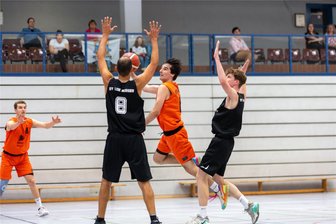 Basketball-Landesliga: Freiberger Miners gehen an der Elbe baden - Kein Durchkommen: Im Gegensatz zum Auftakt gegen Nossen kamen die Miners um Enrico Knoth (M.) in Dresden offensiv überhaupt nicht zum Zug.