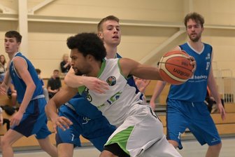 Basketball: Männer des BC Zwickau legen erfolgreichen Saisonauftakt aufs Parkett - Das Zwickauer Team um Jevon Perschnick (am Ball in einem früheren Spiel) gewann in Nürnberg nach furiosem Schlussakkord. 30 Punkte erzielten die Westsachsen in den letzten zehn Minuten und reisten als Sieger ab.
