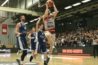 Basketball: Niners drehen nach der Pause auf - Niners-Korbjäger Andy Mazurczak