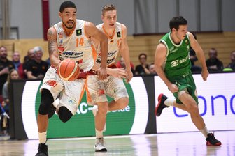 Basketball: Niners eilen von Sieg zu Sieg - Ivan Elliott (Niners, l.) im Angriff.