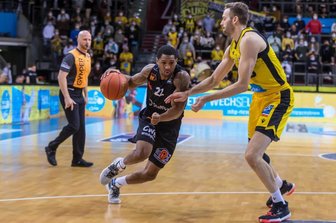 Basketball: Spielmacher verlässt die Niners Chemnitz - Gerald Robinson (links, hier im Spiel gegen Ludwigsburg) gehörte zu den Leistungsträgern der Niners Chemnitz in dieser Saison. Jetzt verlässt er den Verein.