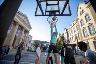 Basketball statt Krawall am Plauener Postplatz: Wie ein sportliches Rezept gegen Probleme helfen soll - Angefangen hat alles im Lutherpark, doch inzwischen hat das Projekt so viel Zulauf, dass auf dem Theaterplatz gespielt wird.