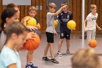 Basketball-Tag im Erzgebirge: die „Niners Academy“ zu Gast in Wiesa - Die Kinder der Grundschule Wiesa haben am Freitag eine besondere Sportstunde erlebt.