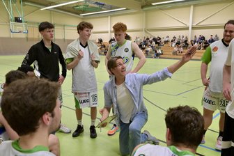 Basketball: Zwickauer Teams schließen Saison mit gemischten Gefühlen ab - Der Zwickauer Trainer Stephan Wolf gibt in der Auszeit gegen die Niners II die Richtung vor.