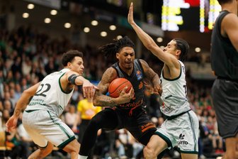 Basketballer der Niners Chemnitz gewinnen beim starken Aufsteiger in Trier und sorgen für Überraschungen im Länderspielfenster - Die Niners Chemnitz um Nike Sibande lieferten dem starken Aufsteiger aus Trier ein Duell auf Augenhöhe und holten sich den Auswärtssieg.