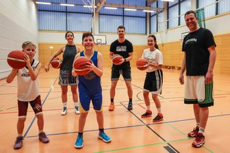 Basketballer der SG Adelsberg bekommen Rückenwind von den Niners Chemnitz, Weltmeistern und Olympiasiegerinnen - Hier stimmt der Teamgeist: Lio Schöpe, Aaliyah Spindler, Henry Reichel, Matthew Weinhold, Chiara Schmiedl und Tom Roßeck (von links) spielen bei der SG Adelsberg Basketball oder trainieren eine der sechs Mannschaften – oder beides.