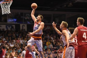 Basketballer legen erfolgreichen Start hin - Vor 3165 Zuschauern in der Chemnitz-Arena feierten die Niners am Samstagabend gegen Nürnberg einen erfolgreichen Saisonauftakt. Hier "schwebt" Kapitän Michael Fleischmann Richtung Korb, Teamgefährte Robin Lodders und der Nürnberger Moritz Sanders verfolgen die Szene.