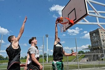 Basketballer machen Werbung - 