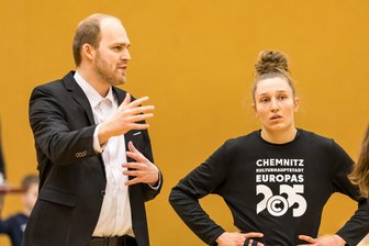 Basketballerinnen der Chemcats Chemnitz setzen noch mehr auf den eigenen Nachwuchs - Zwei wichtige Säulen im Team der Chemcats: Trainer Mika Scheidemann und die erfahrene Spielerin Lucile Peroche.