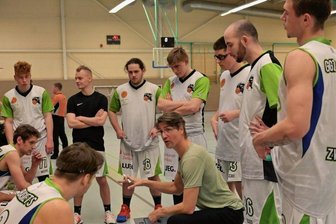 Baskets halten Anschluss zur Spitze - Baskets-Trainer Stephan Wolf schwört seine Mannschaft ein. Gegen die Dresden Titans III trug seine Ansprache Früchte.