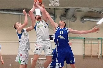 Baskets liefern ihr bestes Saisonspiel ab - Gegen den Kontrahenten aus Thüringen hatten die Zwickauer (weiß) beim Kampf um den Rebound ein ums andere Mal die Nase vorn.