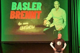 Basler brennt ein Feuerwerk ab - Hatte sein Publikum in Schneeberg vom Anpfiff weg in der Tasche: Ex-Fußball-Profi Mario Basler, der auch als Entertainer ganz groß aufspielt.