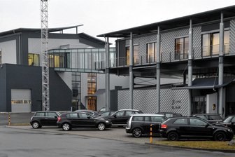 Bassgitarrenhersteller baut Fotovoltaikanlage im Gewerbegebiet Markneukirchen - Der Bassgitarrenhersteller Warwick (im Foto der Firmensitz) will eine freistehende Fotovoltaikanlage bauen.
