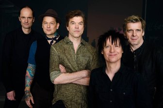 Bassist Andi Meurer über 40 Jahre Tote Hosen: "Wir haben lange gebraucht, bis wir nüchtern auf eine Bühne gegangen sind" - Die Mitglieder der Band Die Toten Hosen, Michael Breitkopf «Breiti» (l-r), Andreas von Holst «Kuddel», Andreas Frege «Campino», Vom Ritchie und Andreas Meurer «Andi»