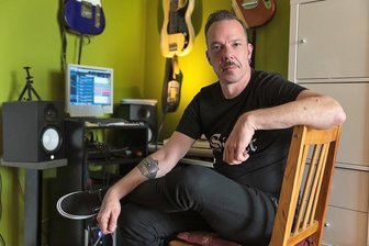 Bassist Rajko Gohlke von der Band Knorkator im Podcast: Pitbull mit feinsten Manieren - Großes Können, aber wenig Aufhebens darum: Bassist Rajko Gohlke in seinem Arbeitszimmer in Leipzig. 