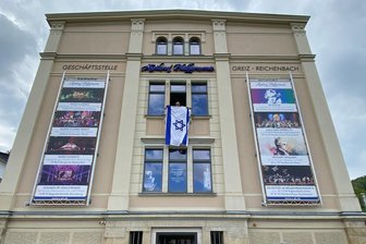 „Basta-Aktion“ in Reichenbach mit Ultimatum: Israelfreunde müssen Israelfahne abnehmen - Das darf nicht sein - die Israel-Fahne der Sächsischen Israelfreunde am städtischen Vereins- und Veranstaltungshaus am Park der Generationen in Reichenbach. Der Verein hat die auf Geheiß der Stadt abgenommene Fahne noch einmal für Sekunden fürs Pressefoto aus dem Fenster gehängt.