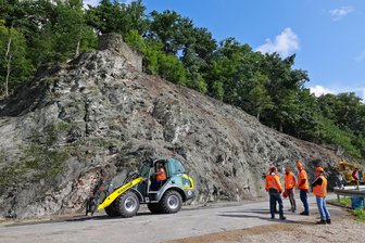 Bastei-Felsen an der B 175 zwischen Glauchau und Remse: Fangnetz ist so groß wie ein Handball-Spielfeld - Blick zum Bastei-Felsen. Hier wird wahrscheinlich ab dem 11. August ein 750 Quadratmeter großes Steinfangnetz befestigt.