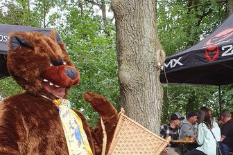 „Basteifest 2.0“ in Wilkau-Haßlau: Der Bär ist wieder los – und Premiere für die Doktorberg-Schramml‘n - Der Bär ist seit Jahrzehnten das Maskottchen des Basteifestes im Wilkau-Haßlauer Stadtteil Haara.