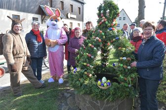 Basteln für die Osterkrone: In Sohra sind viele dabei - Viele Sohraer haben mitgeholfen, die diesjährige Osterkrone zu gestalten. Sie hat am Bürgerhaus ihren Platz.