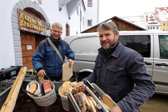 Basteln, lachen, Ruhe finden: Warum die „Kleine Bergwerkstatt“ auf dem Christmarkt in Freiberg kaum wegzudenken ist - Joachim Krahl (r.) und Andreas Jurke bringen jede Menge Holz in die „Kleine Bergwerkstatt“ des Christmarktes in Freiberg.