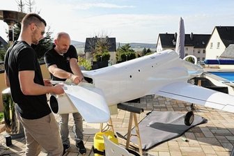Bastler hebt mit XXL-Modellflieger ab - Da das Modell nicht in die kleine Kellerwerkstatt passt, wird es im Garten von Niklas (vorn) und Marcus Wolf zusammengebaut.