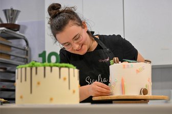 Bastler werden zu Machern: Die Kulturhauptstadt lädt zu vorweihnachtlichen Mitmachangeboten ein - In der Tortenmanufaktur „Einzelstücke“ am Chemnitzer Brühl kann man am 2. Dezember Cakepops herstellen.