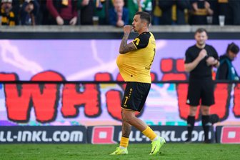 Batista Meier köpft Dynamo Dresden in der Nachspielzeit zum Sieg - Oliver Batista Meier jubelt nach seinem Tor zum 2:1.
