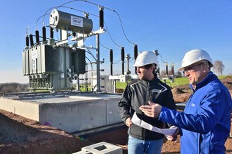 Batteriespeicher gegen Blackout: Neues Bauvorhaben fürs Erzgebirge - Bei Oberlungwitz entsteht ein Umspannwerk. Im Bild sind Projektleiter Jörg Heilmann (links) und Mitarbeiter Jörg Vieweg zu sehen.